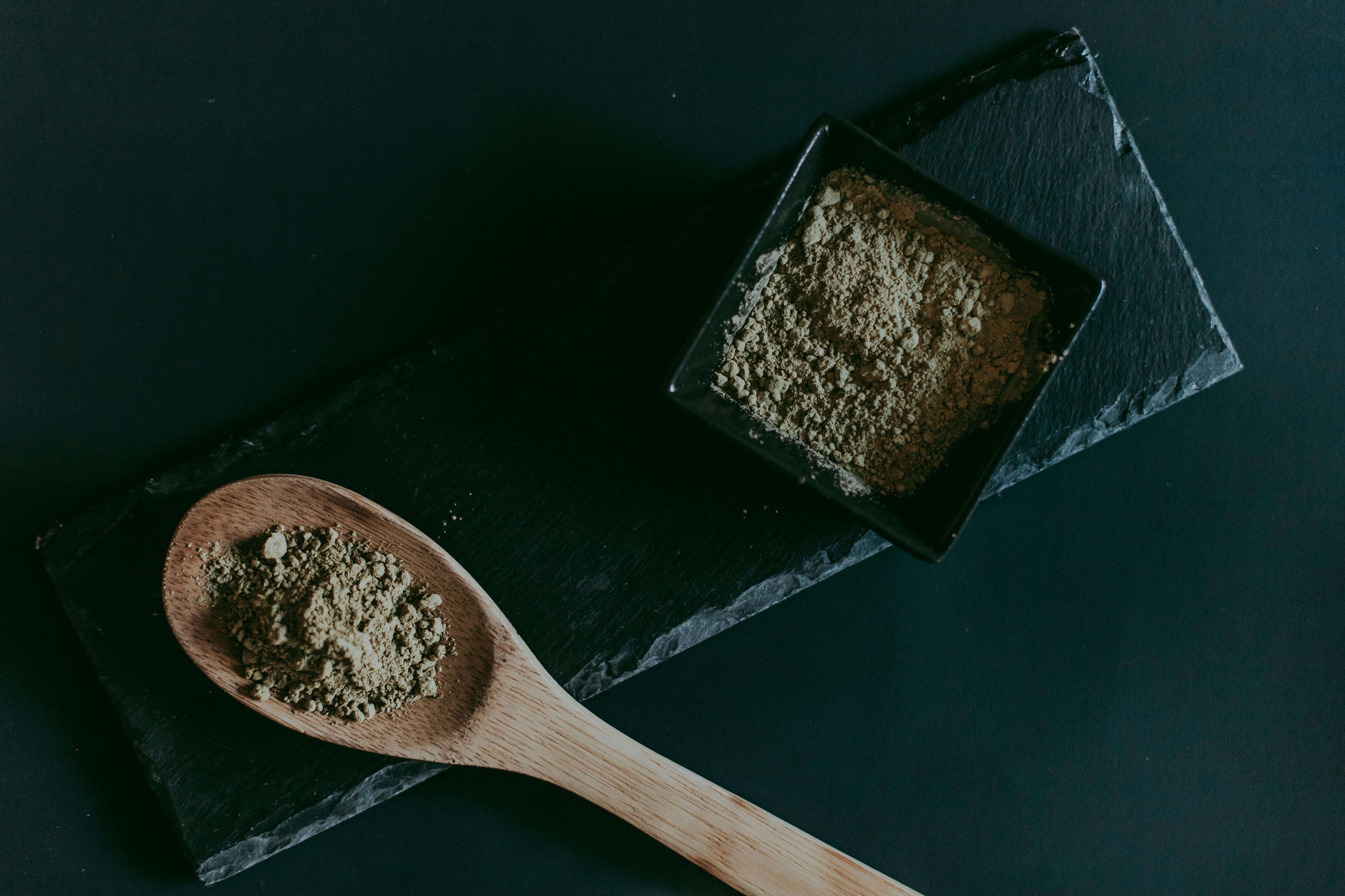 Powdered white vein kratom