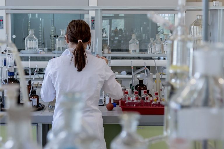 woman doing a laboratory analysis