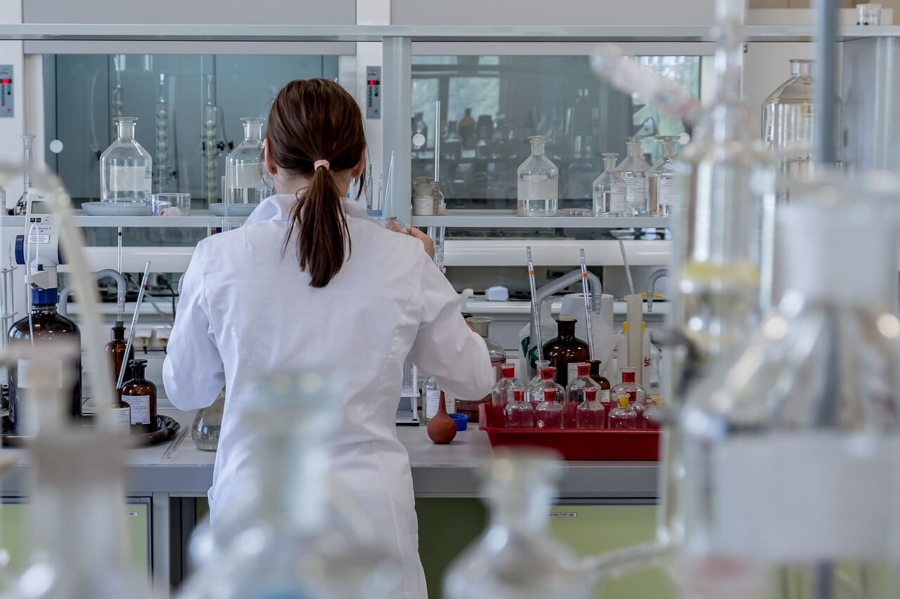 woman doing a laboratory analysis